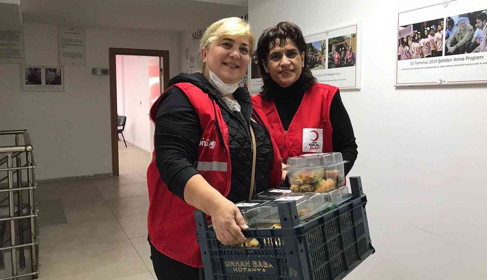 Kütahya Kızılay Şubesi’nden ihtiyaç sahibi ailelere gıda paketi #kutahya
