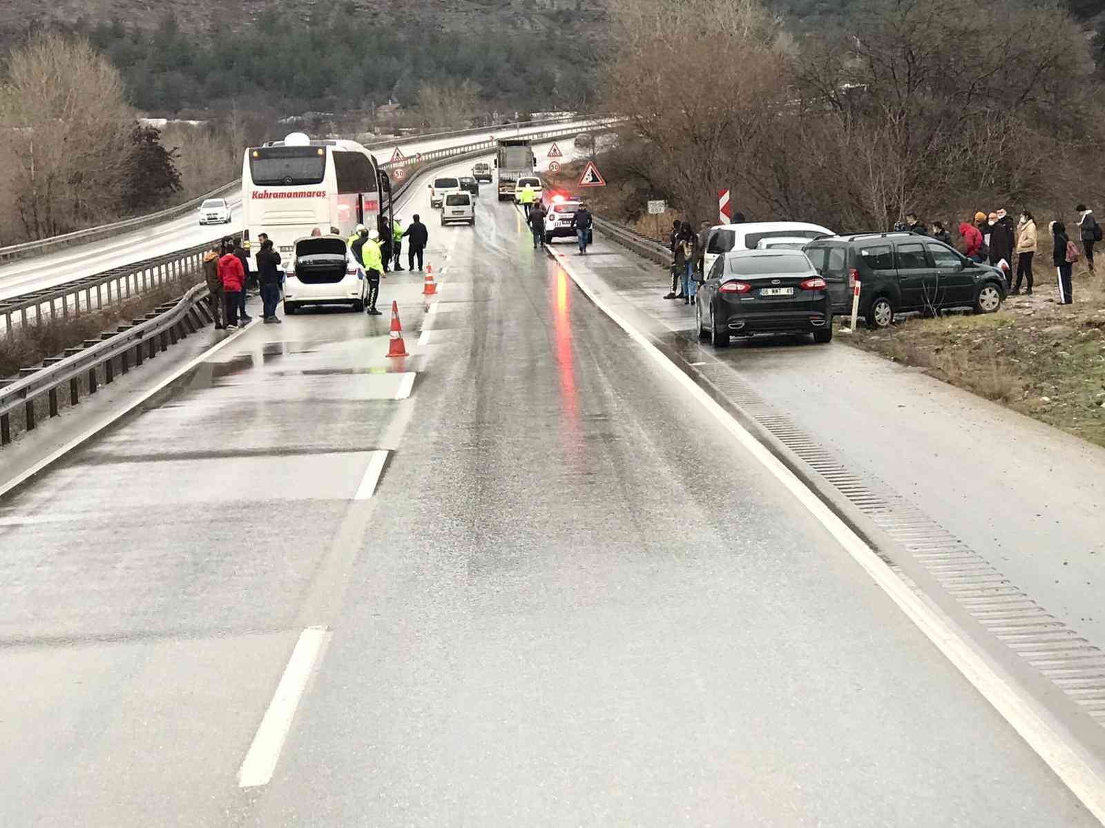 Yolcu otobüsü bariyerlere çarptı, faciadan dönüldü