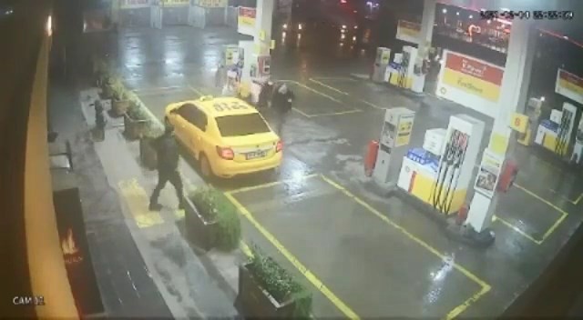 Taksi ücretini ödemedikleri yaşlı şoföre böyle saldırdılar #kocaeli