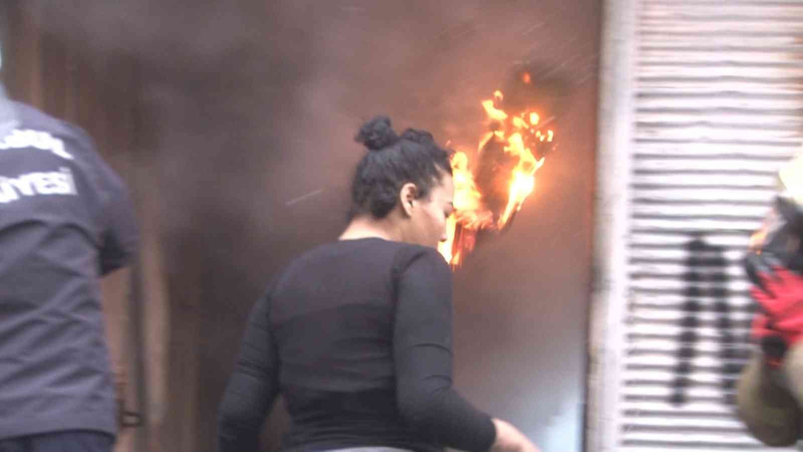 Beyoğlu’nda yangın: Bir kadın itfaiye ekiplerine yardım edeyim derken yaralanıyordu #istanbul