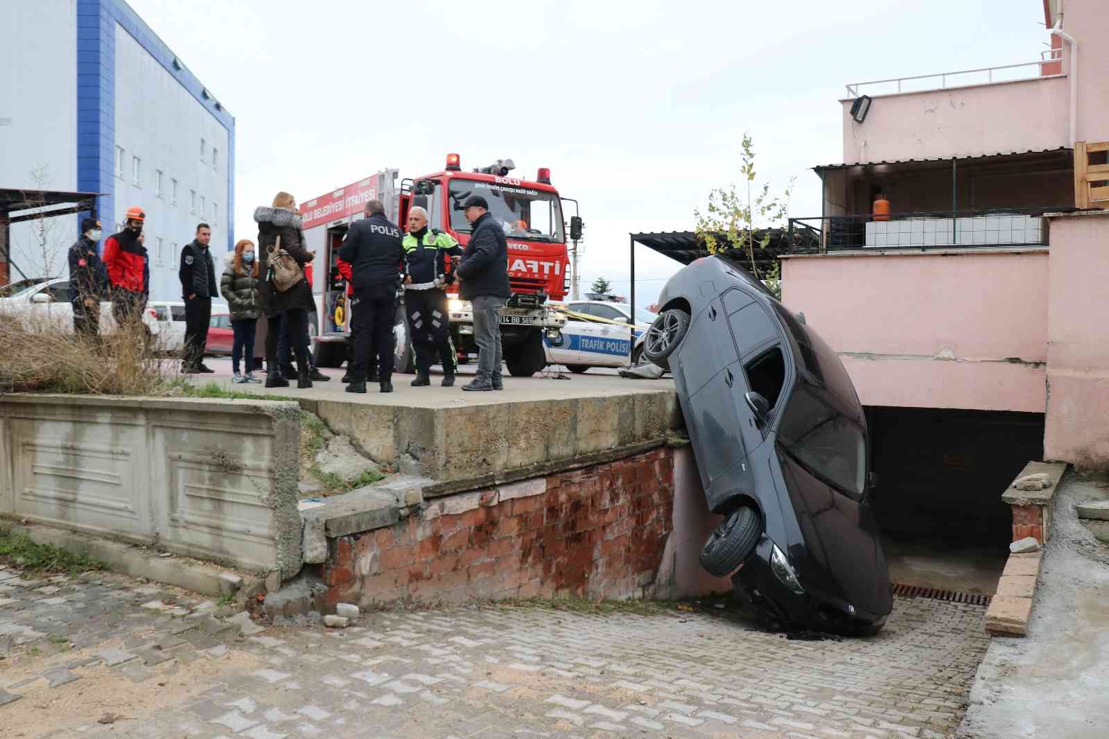 Otoparkın çıkışını şaşıran sürücü 2,5 metreden aşağı düştü #bolu