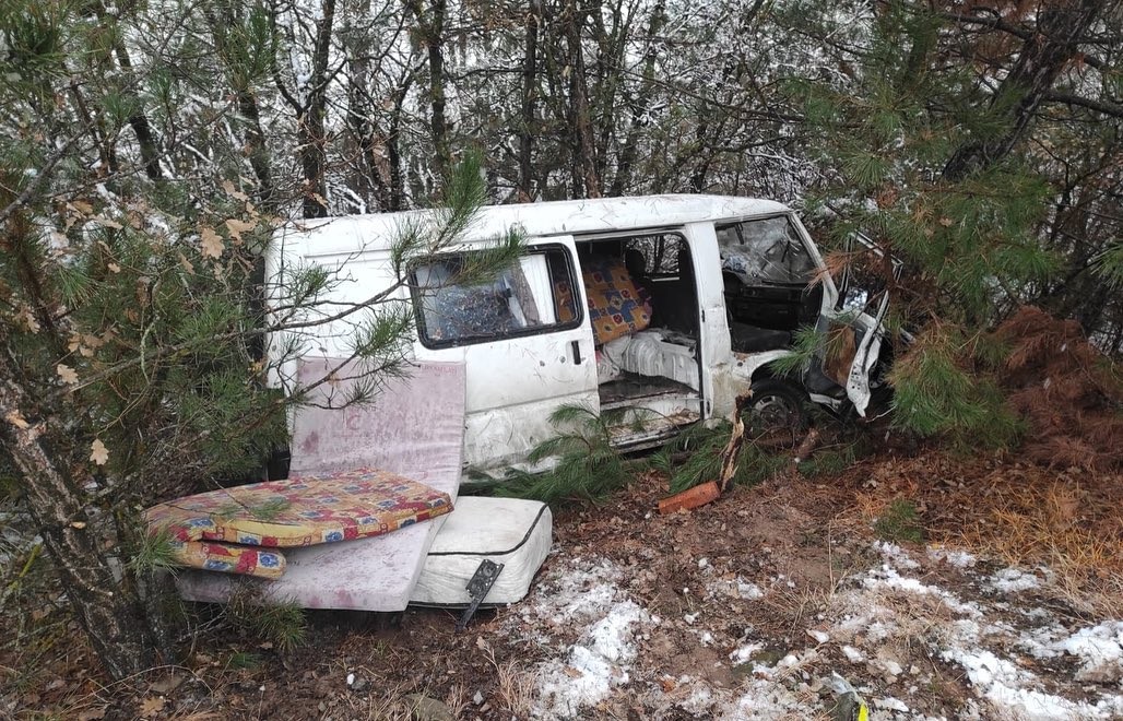 Yoldan çıkan minibüs ormanlık alana uçtu: 2 yaralı #kastamonu