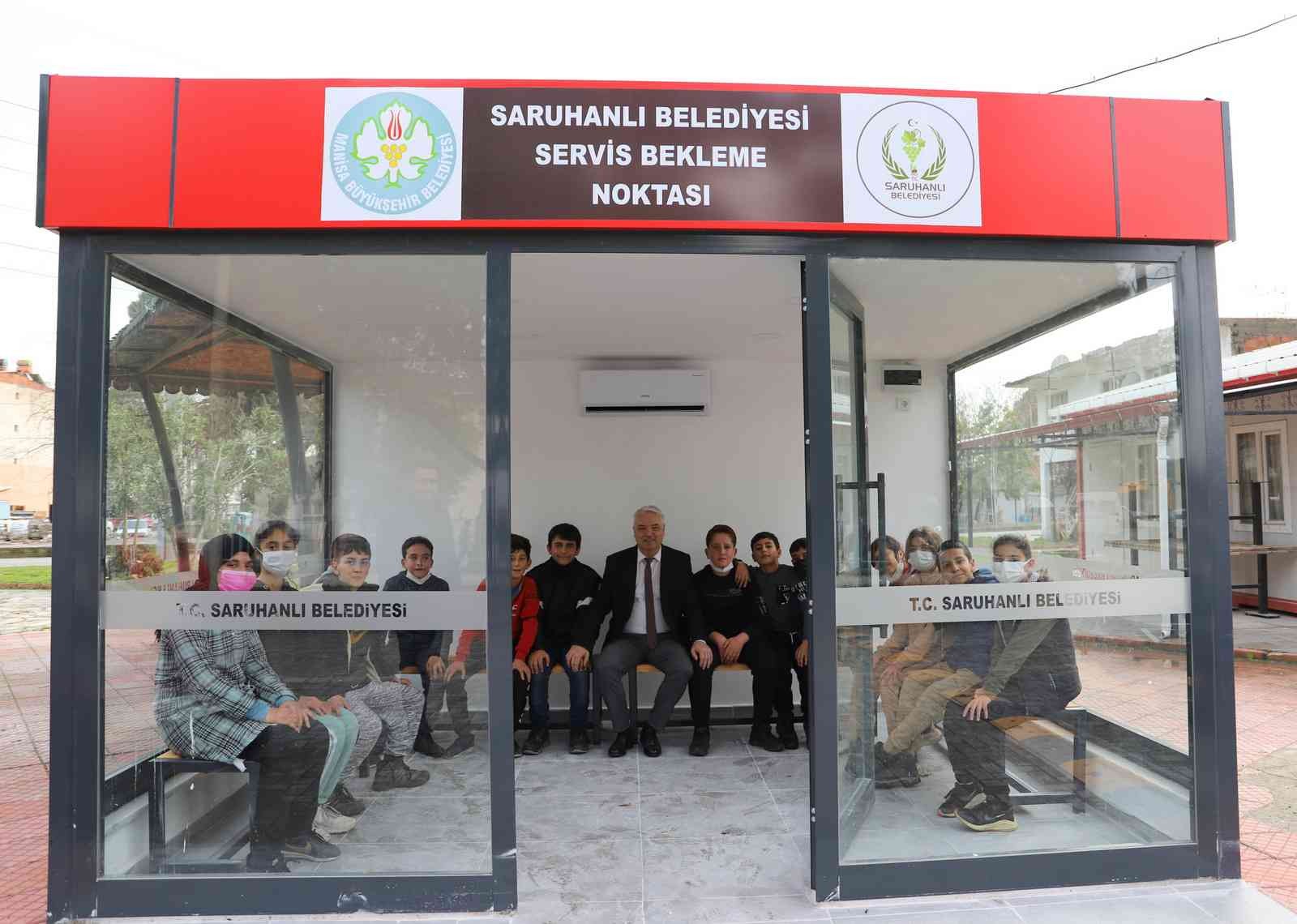 Saruhanlı’ya kapalı ve klimalı servis bekleme durakları yapıldı