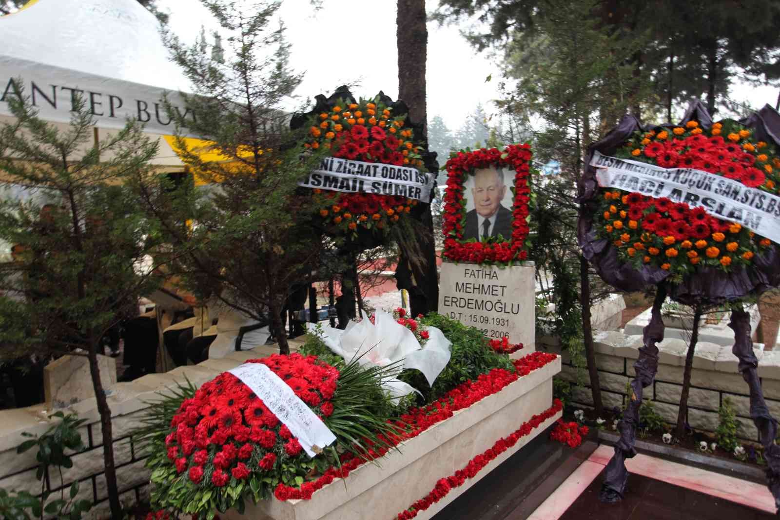 Merhum Mehmet Erdemoğlu mezarı başında anıldı #gaziantep