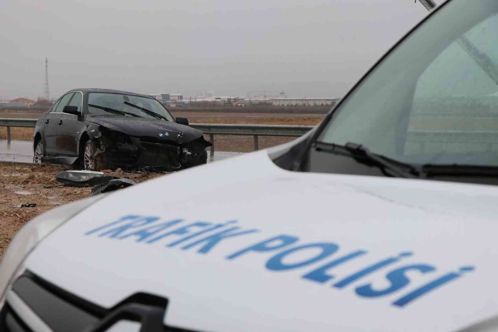 Aksaray’da otomobil refüje çarptı: 2 yaralı #aksaray