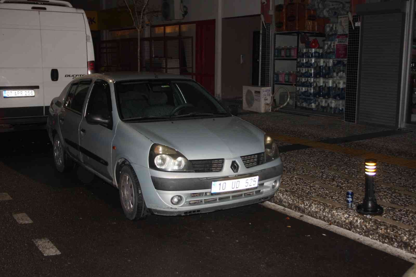 Vatandaşların yolunu kesip polise ihbar ettiği alkollü sürücü, savcı olduğunu iddia edip hakaret yağdırdı #antalya