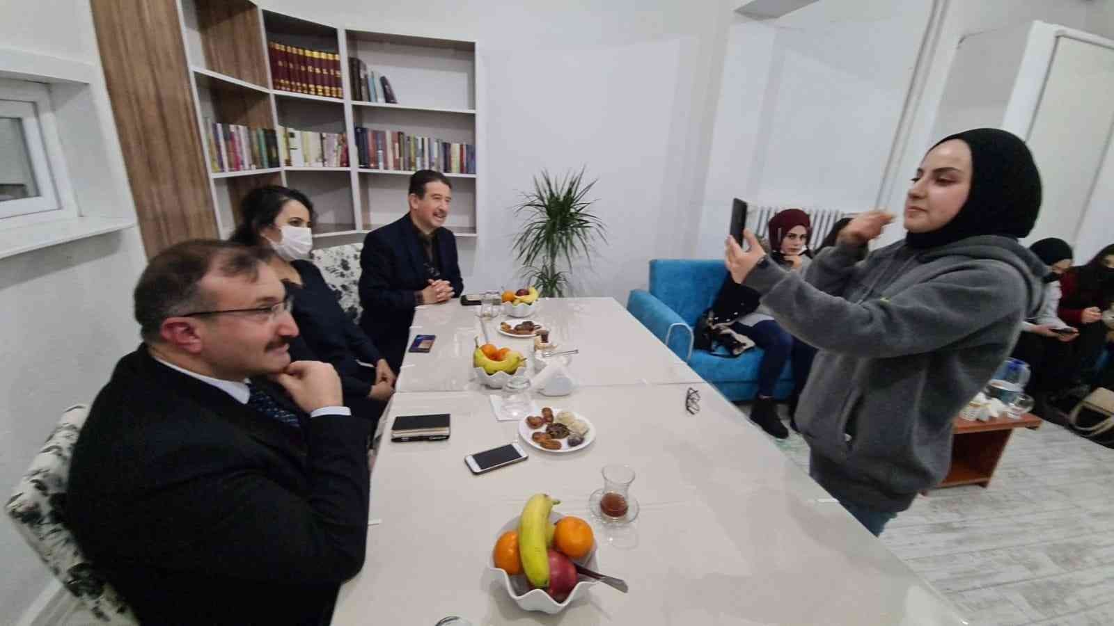 DPÜ Emet MYO öğrencileri, çocuk kitapları yazarı Gülten Dayıoğlu ile tanıştı #kutahya