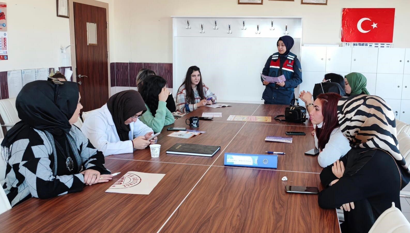 Nevşehir’de kadınlara KADES uygulaması anlatıldı #nevsehir