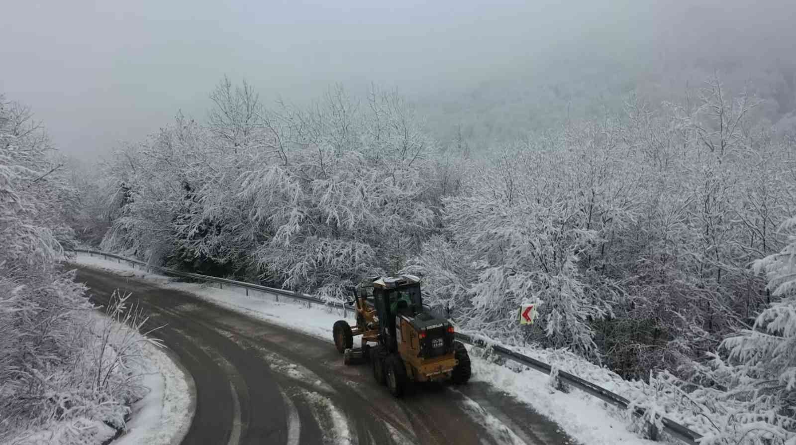 Ekipler lapa lapa yağan kar ile işte böyle mücadele ediyor #kocaeli