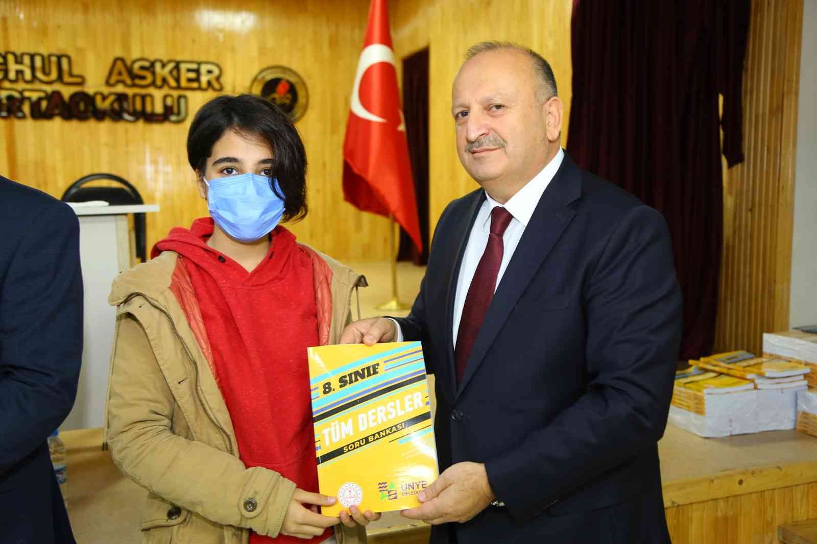 Ünye’de öğrencilere 3 bin 700 adet kaynak kitap desteği #ordu
