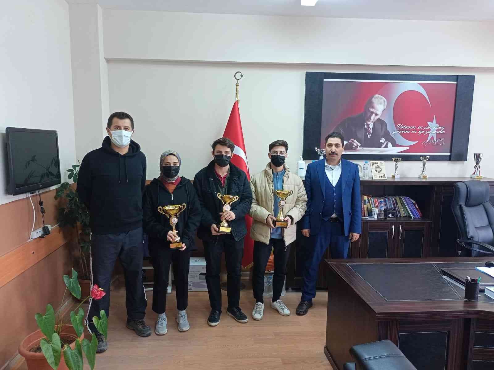 Okul sporlarında İhsaniye Anadolu Lisesi’nin büyük başarısı