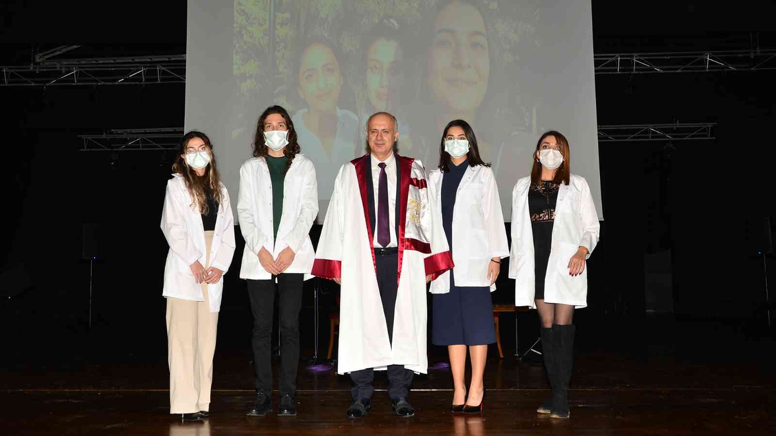 Eczacılık Fakültesi öğrencileri beyaz önlük giydi #mersin