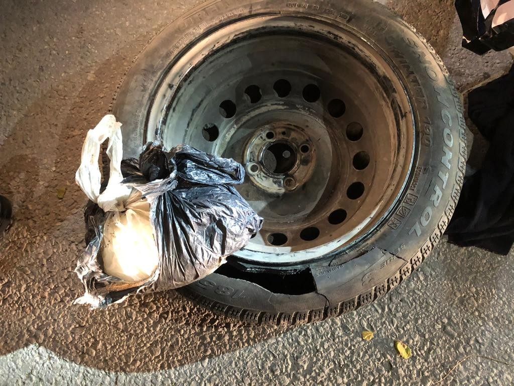 Söke’de otomobil lastiğine zulalanmış uyuşturucu ele geçirildi #aydin