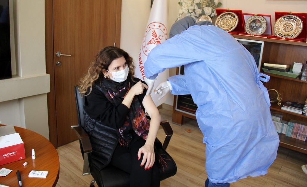 Tiyatrocular üçüncü doz aşılarını Erzincan’da vuruldu #erzincan