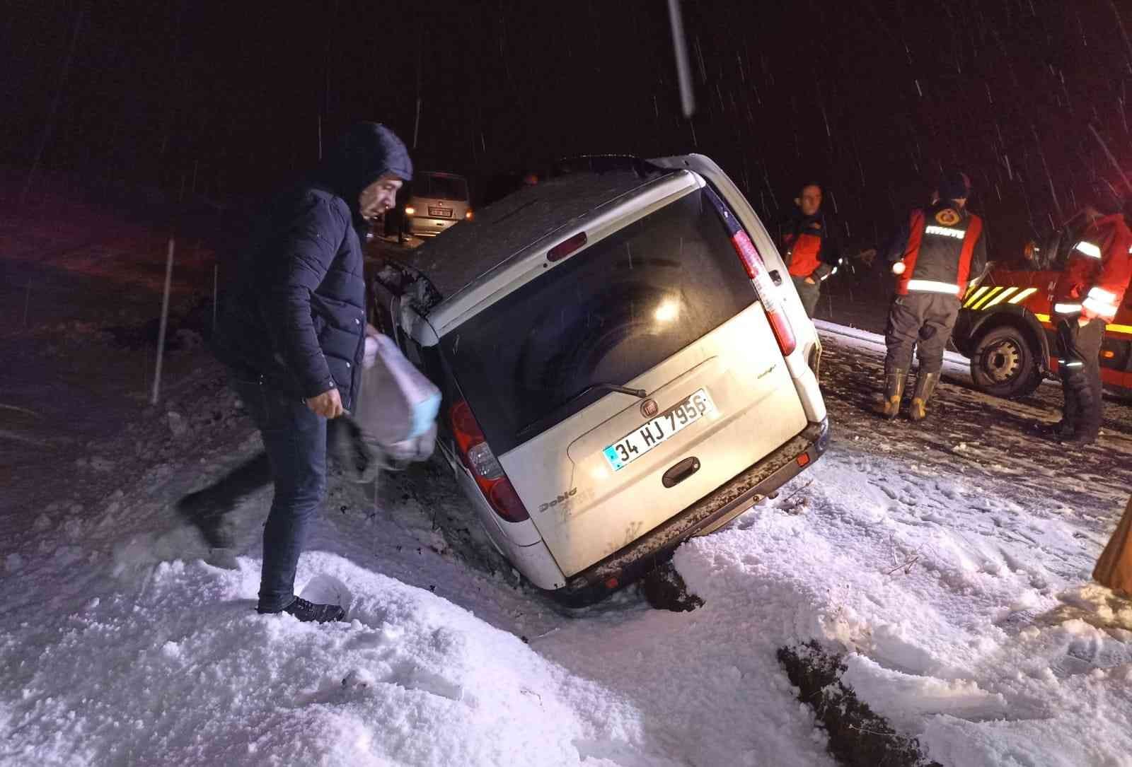 Ağrı’da kar yağışı kazayı getirdi: 3 yaralı #agri