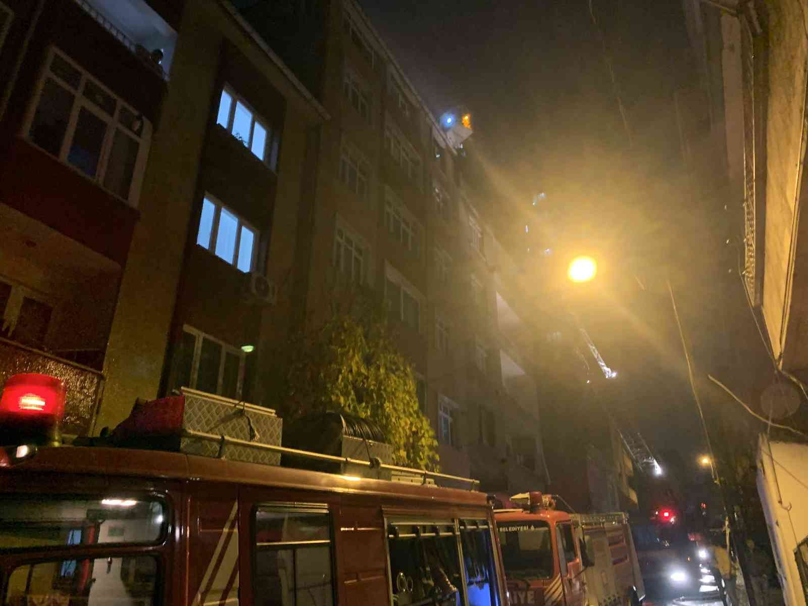 Bağcılar’da 4 katlı binanın çatı katı alev alev yandı #istanbul