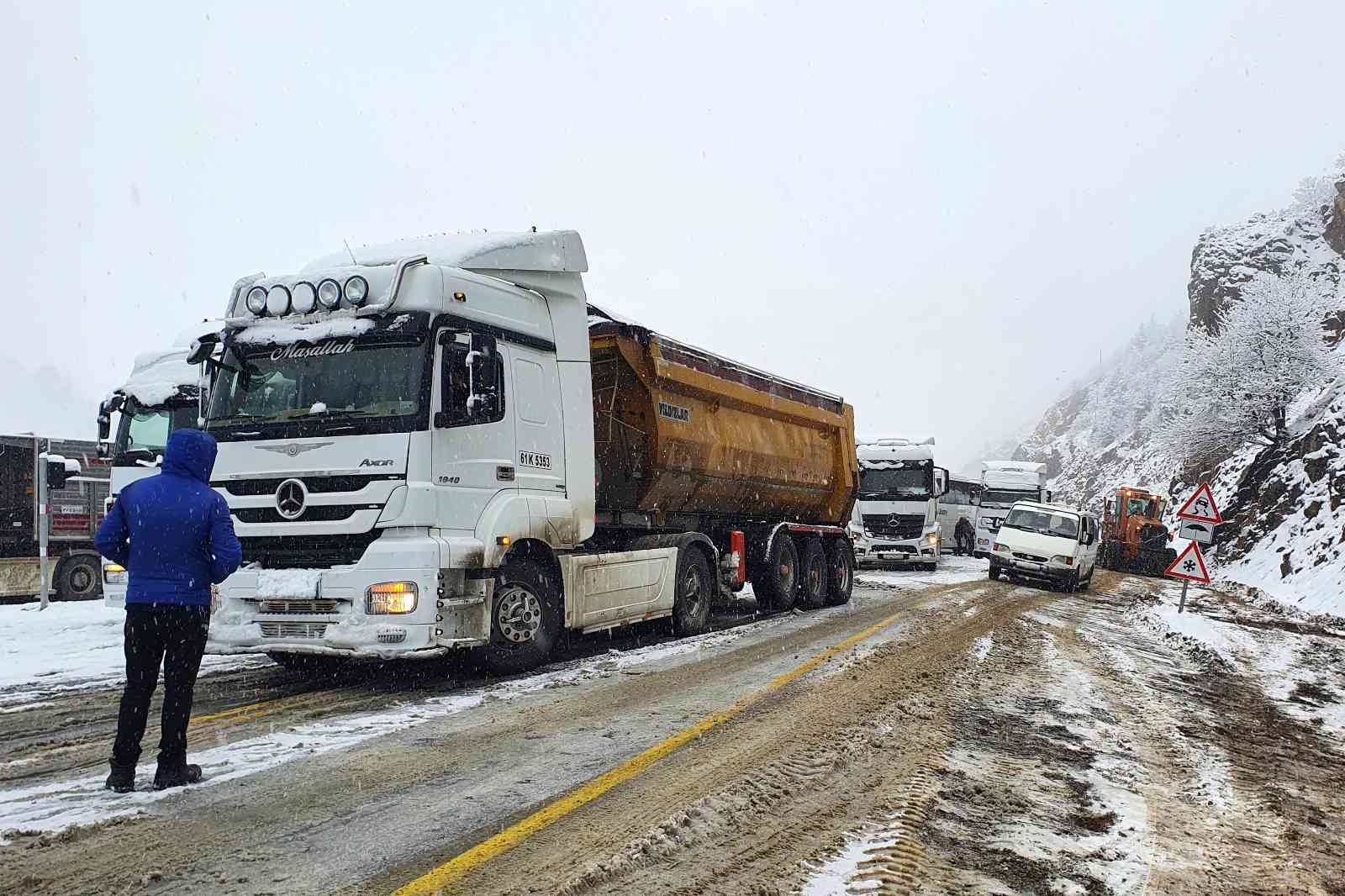 Zigana dağında kar yağışı ulaşımı olumsuz etkiliyor #gumushane