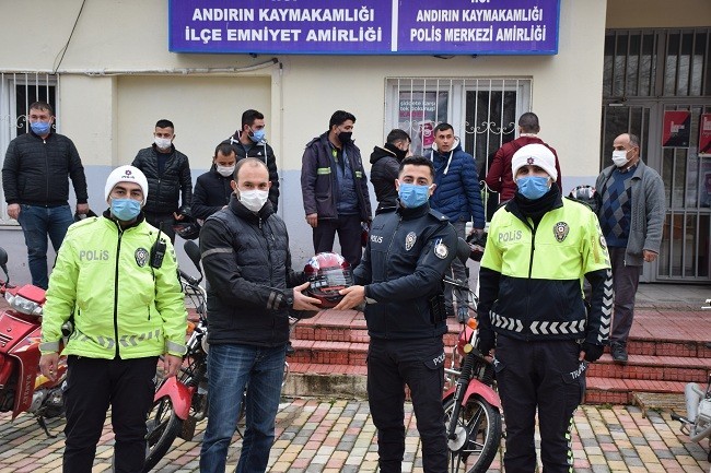 Kahramanmaraş’ta motosiklet sürücülerine kask #kahramanmaras