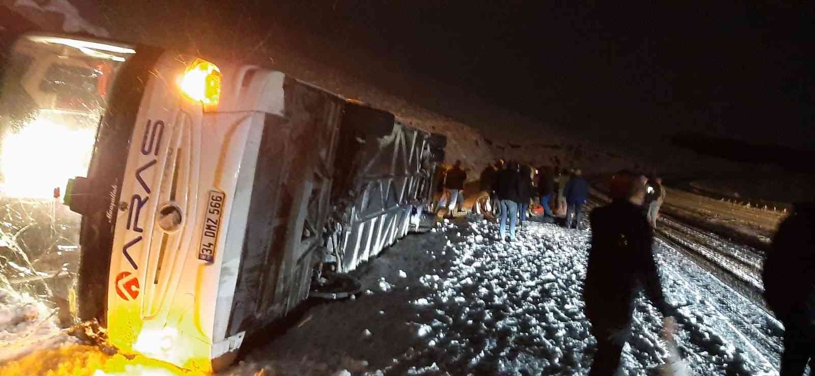 Kars’ta yolcu otobüsü devrildi: 4 ölü, çok sayıda yaralı #kars
