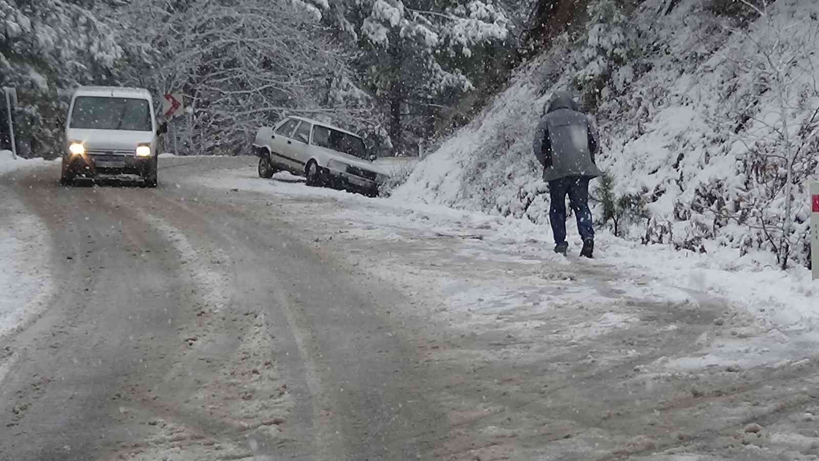Kazdağları’nda kar kalınlığı 20 santimetreyi aştı, sürücüler zor anlar yaşadı #canakkale