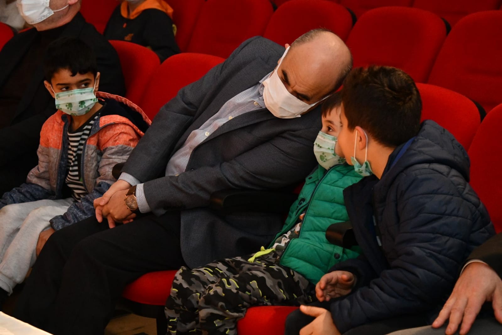 Vali Dağlı, çocuklarla birlikte tiyatro izledi #samsun