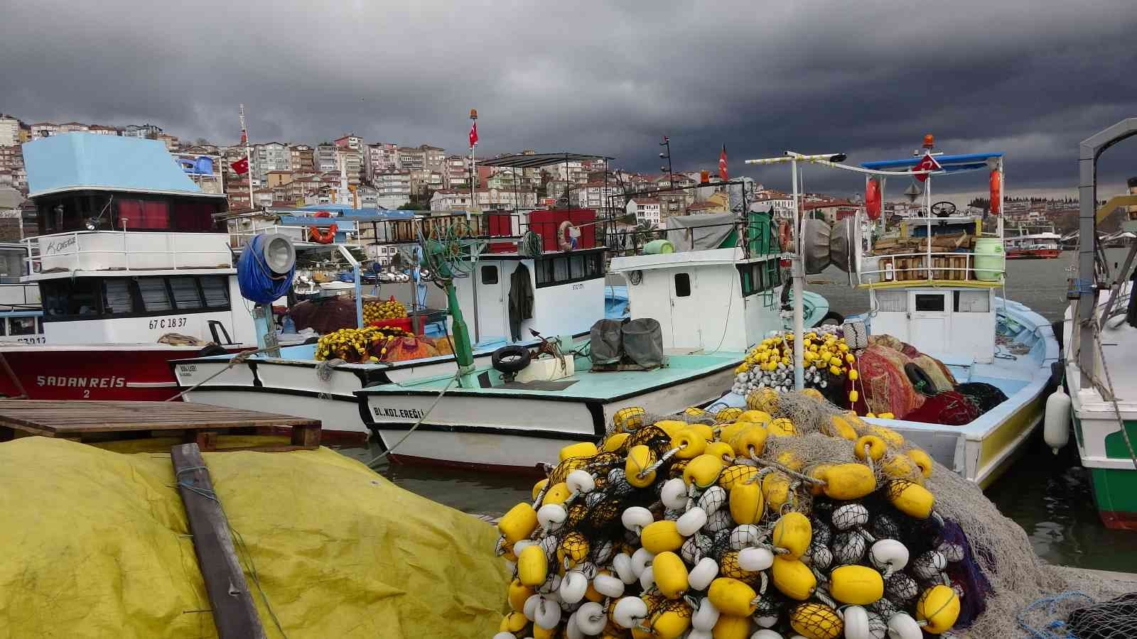 Balıkçılar denize açılamayınca tezgahlar boş kaldı #zonguldak