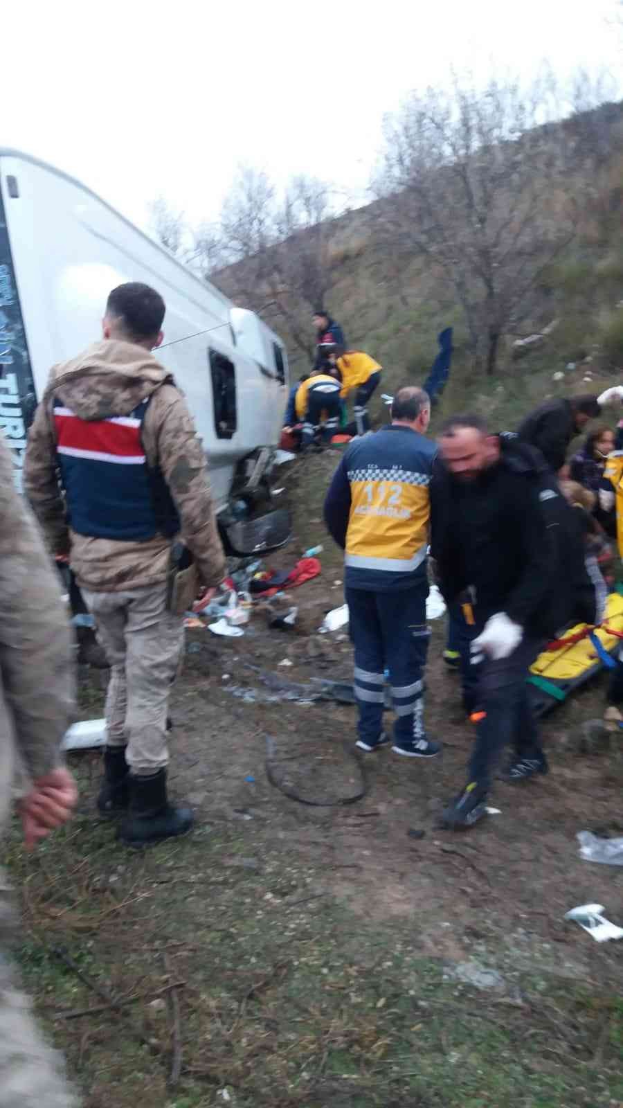 Amasya’da tur midibüsü devrildi: Yaralılar var #amasya