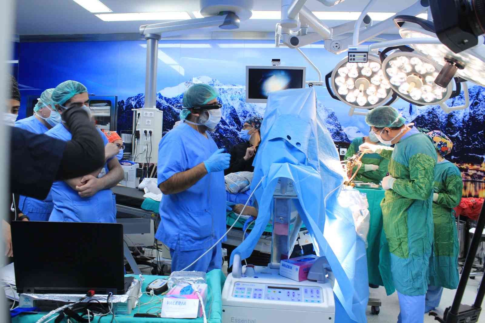 Canlı cerrahi ile beyin pili ameliyatı eğitimi verildi #istanbul