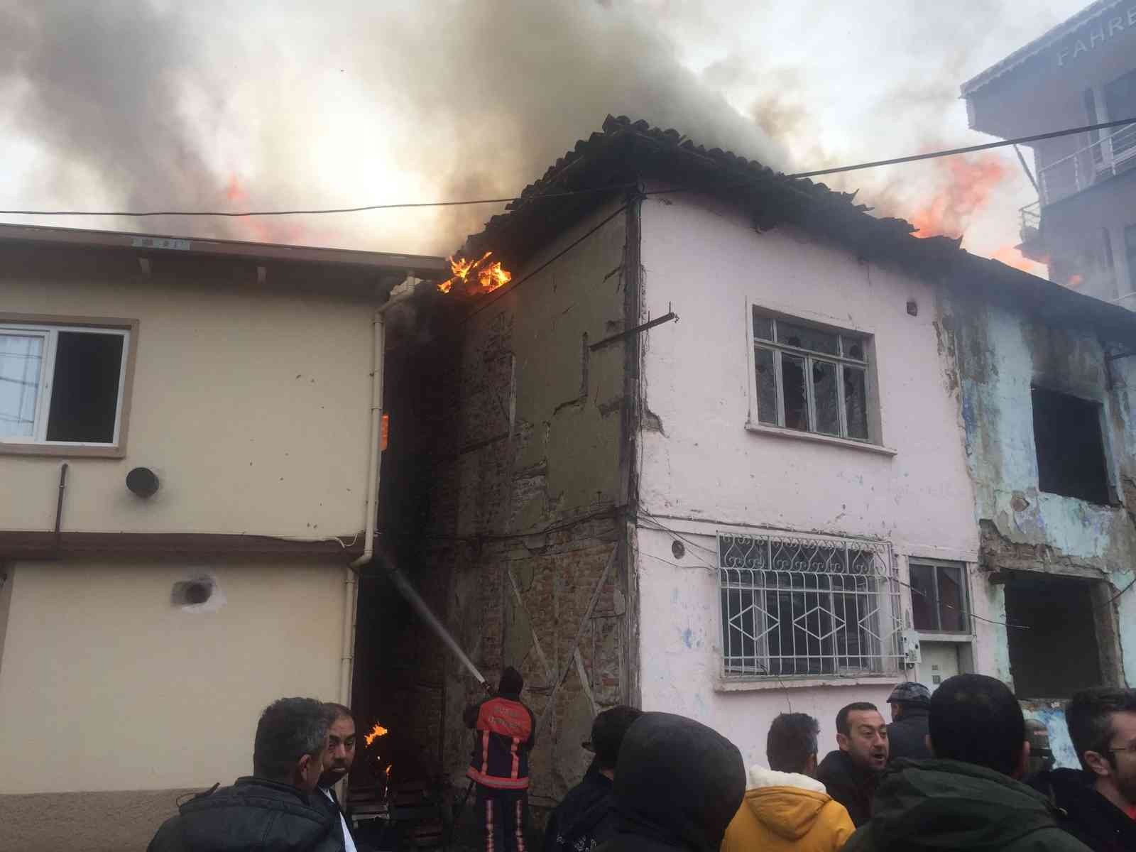 Bursa’da metruk binada çıkan yangın korkuttu