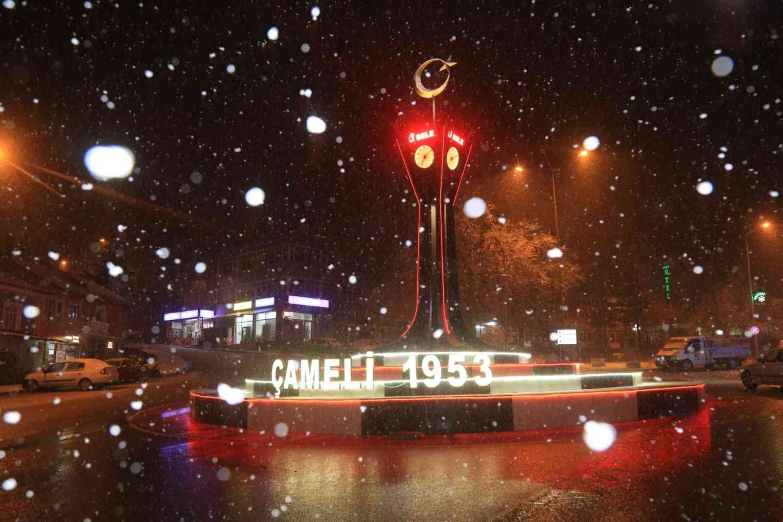 Denizli kent merkezine beklenen ilk kar düştü #denizli