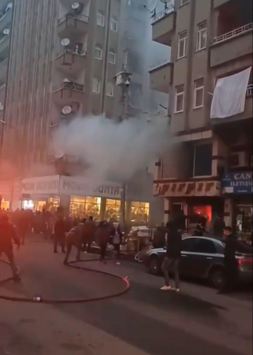 Diyarbakır’da korkutan yangın, restoran kül oldu #diyarbakir