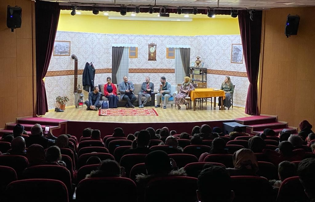 Aziziye Belediyesinden Tiyatro Ziyafeti Erzurum Haberleri