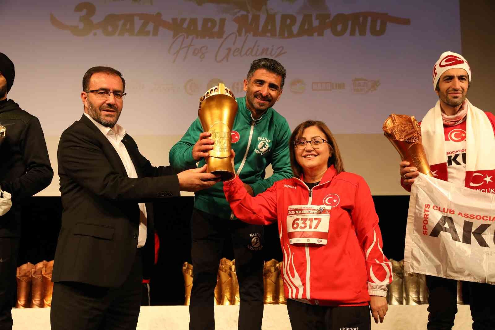 Gazi Yarı Maratonu’nun ödülleri sahiplerini buldu #gaziantep
