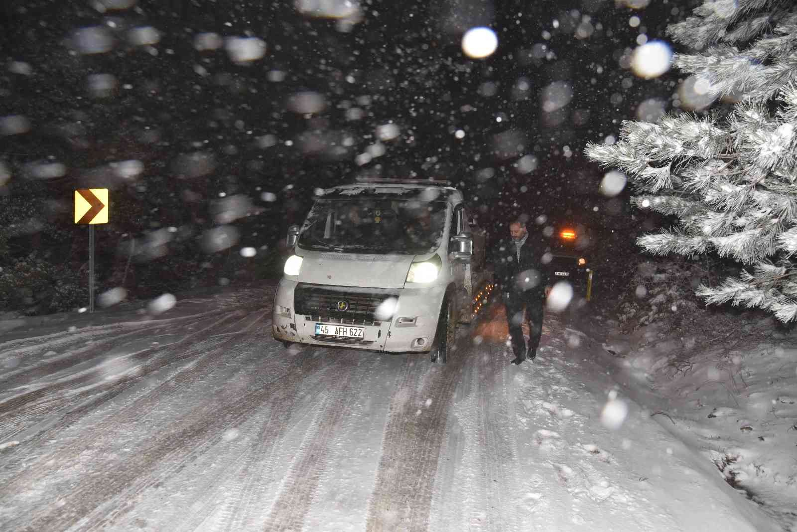 Kar nedeniyle Spil Dağı’nda mahsur kalan vatandaşlar kurtarıldı #manisa