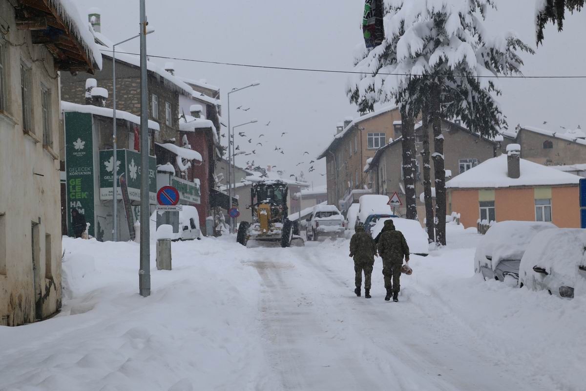 Konya Hadim’de kar kalınlığı yarım metreyi geçti #konya