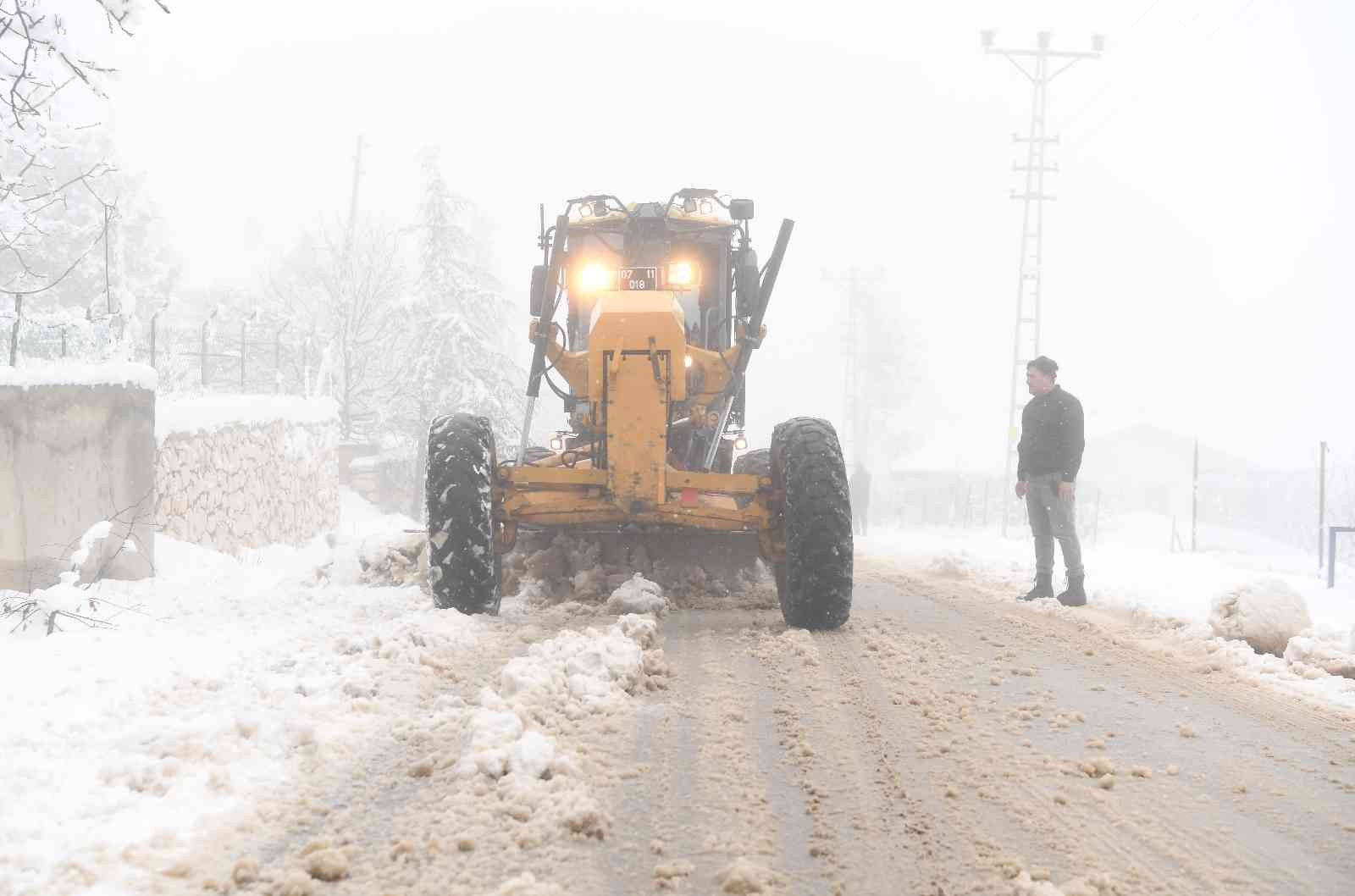 konyaalti yaylalarinda karla kaplanan yollar aciliyor antalya haberleri