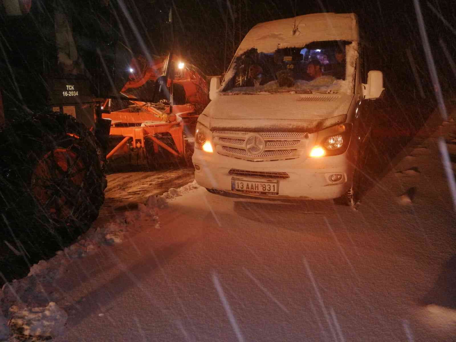 Siirt’te karda araçlar ekipler tarafından kurtarıldı
