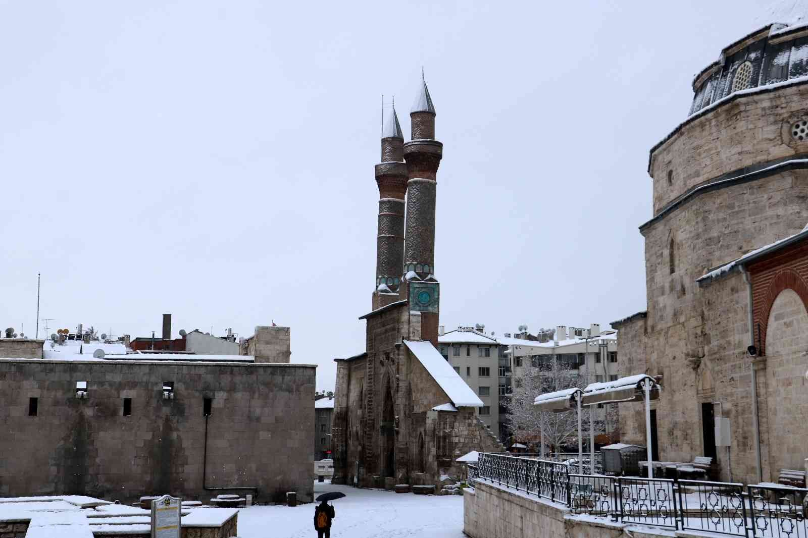 Tarihi kentte kar kartpostallık görüntüler oluşturdu #sivas