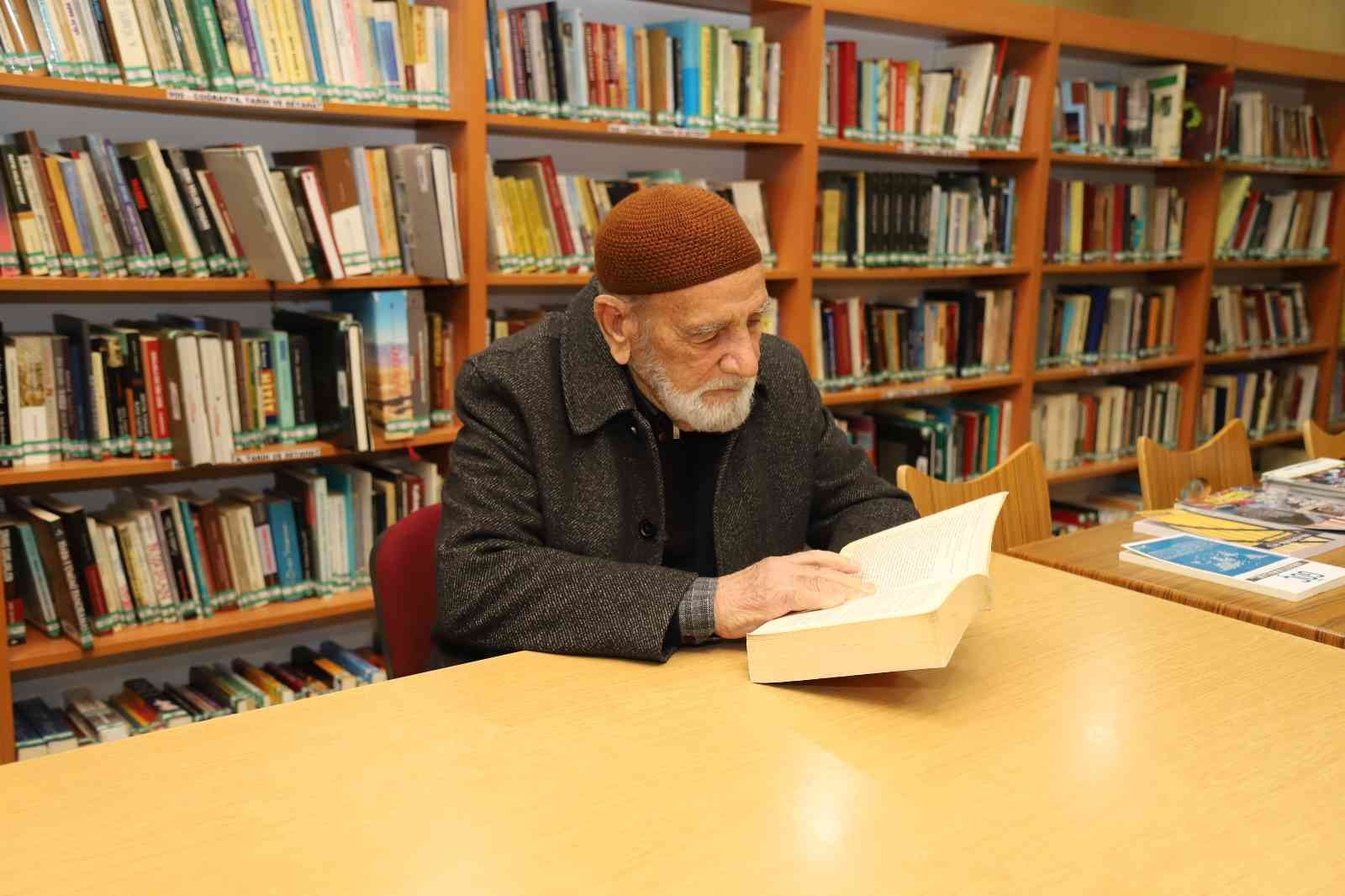 88’lik Şehmuz Dede kütüphaneden çıkmıyor #adiyaman