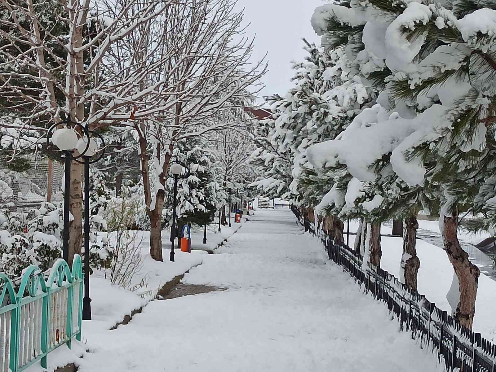 Şuhut’ta kar yağışı sonrası kartpostallık manzaralar ortaya çıktı #afyonkarahisar