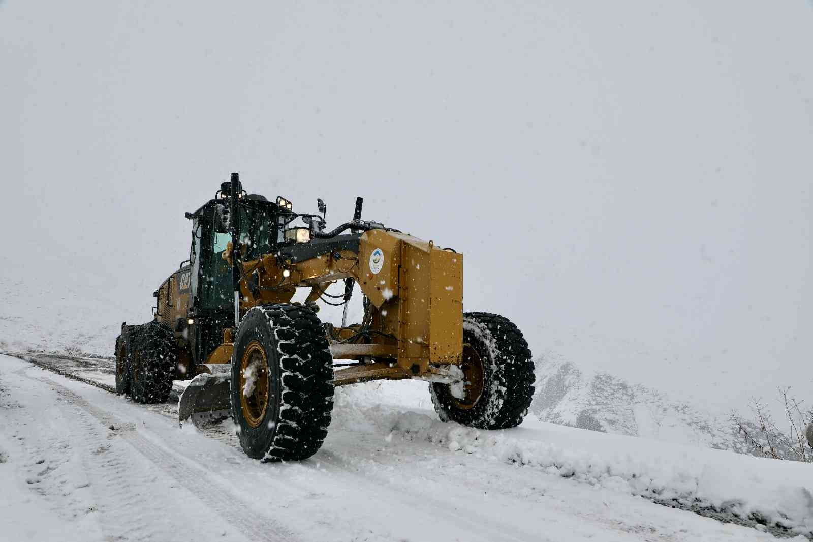 Ağrı’da “Kar Kaplanları” kapanan yollar için seferber oldu #agri