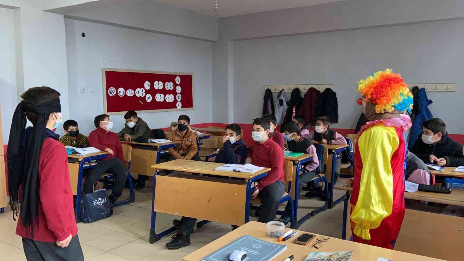 Öğrencilere okulu sevdirmek isteyen öğretmen palyaço kıyafetiyle derse girdi