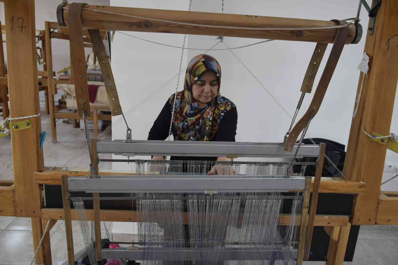 Burdurlu kadınlar 300 yıllık Alaca dokumayı ilmek ilmek dokuyarak yaşatıyor #burdur