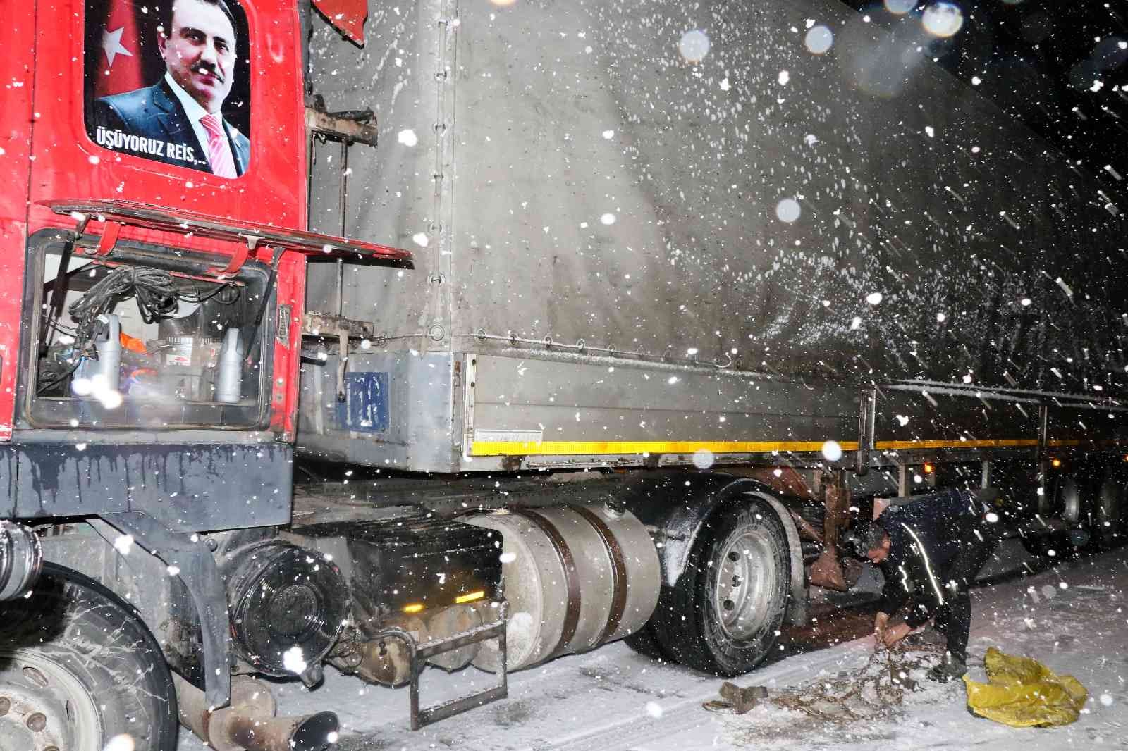 Kar ve tipi ulaşımda aksamalara neden oldu #erzincan