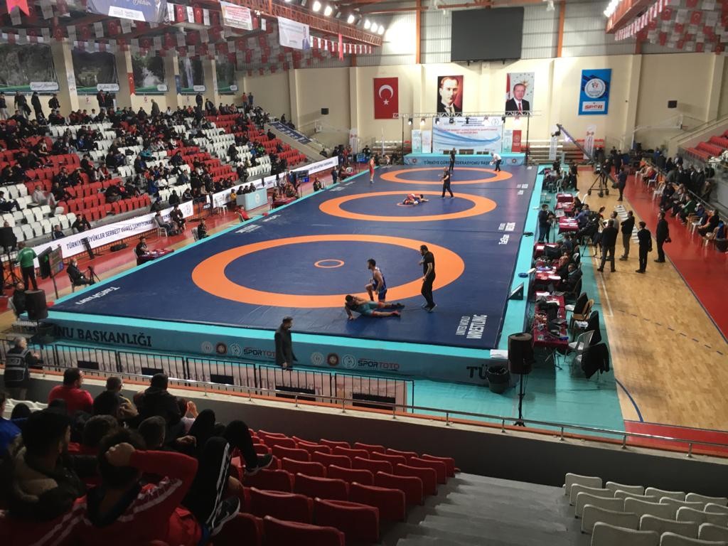 Erzincanlı güreşçiler Türkiye Serbest Güreş Şampiyonasında ter döktü #erzincan