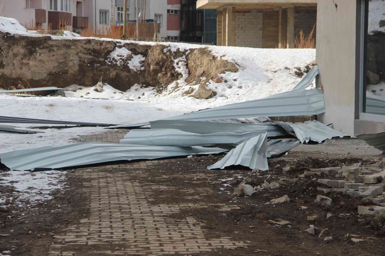 Erzurum’da şiddetli fırtına hayatı felç etti, okulların çatıları kağıt gibi uçtu #erzurum
