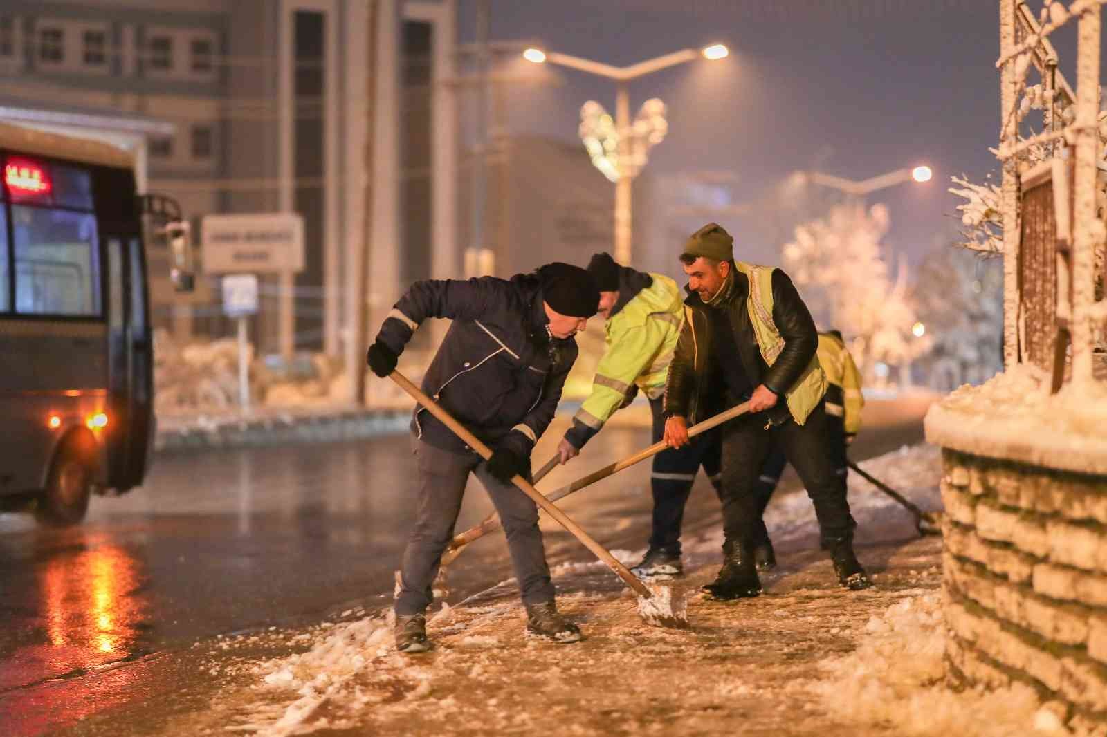 Karla mücadele ekipleri 24 saat görev başında #kutahya