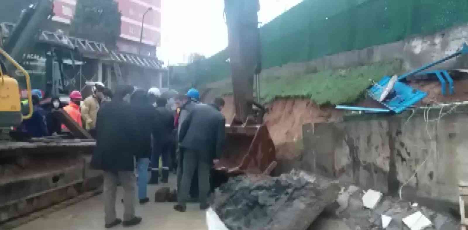 Tuzla’da bir inşaatta yapılan çalışma sırasında istinat duvarı çöktü. Bir işçi çöken duvarın altında kaldı. Duvar altında kalan işçiyi kurtarmak için çalışma başlatıldı. #istanbul