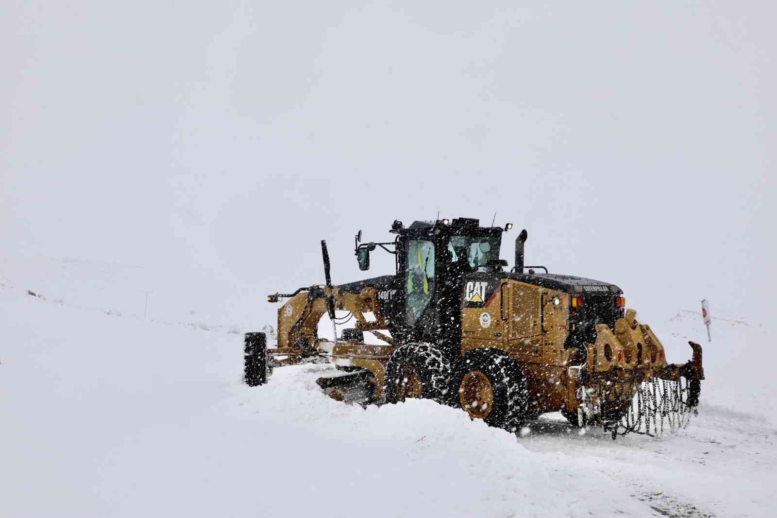 Ağrı’da 69 köy yolu kar nedeniyle ulaşıma kapandı #agri