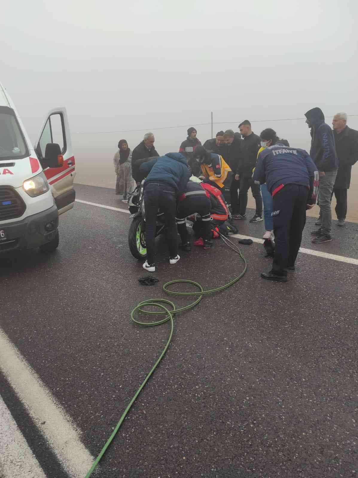 Ayağı motosiklet tekerine sıkışan sürücü itfaiye ekipleri tarafından kurtarıldı